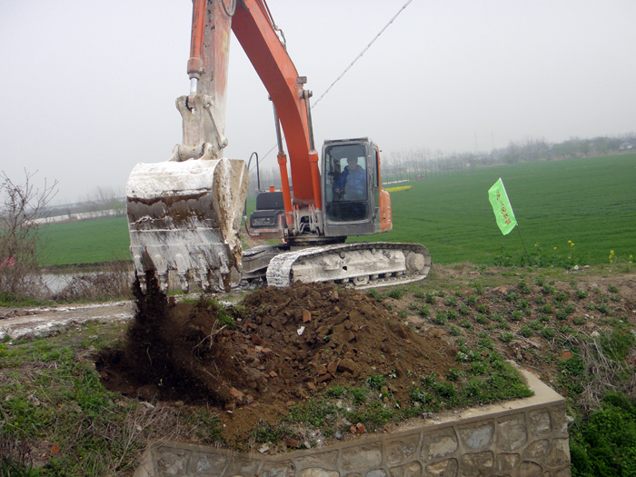 挖掘機破土動工