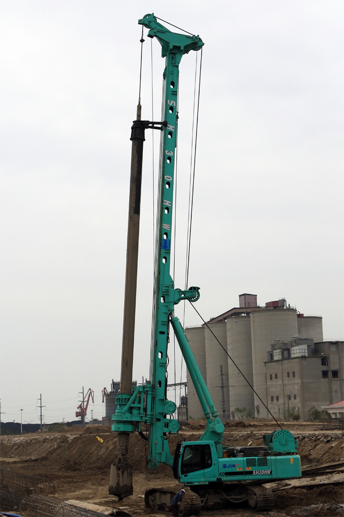 公司新購(gòu)置的旋挖樁機(jī)在施工